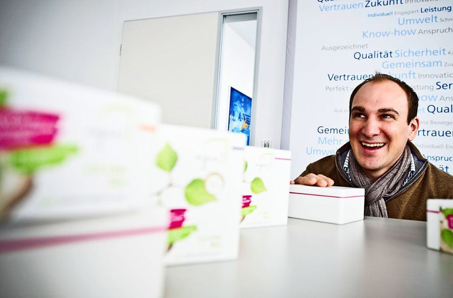 Junger Unternehmer träumt von einer plastikfreien* Welt